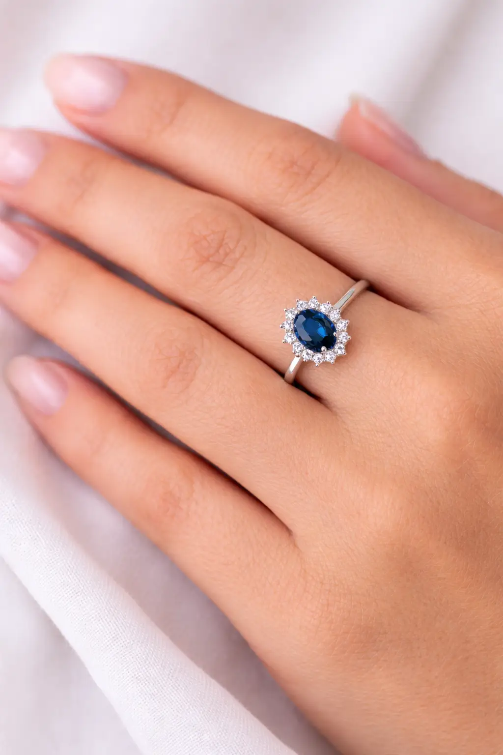 Anello da donna Davite&Delucchi con zaffiro e diamanti naturali, un gioiello di lusso perfetto per un'idea regalo preziosa. (Vista 2)