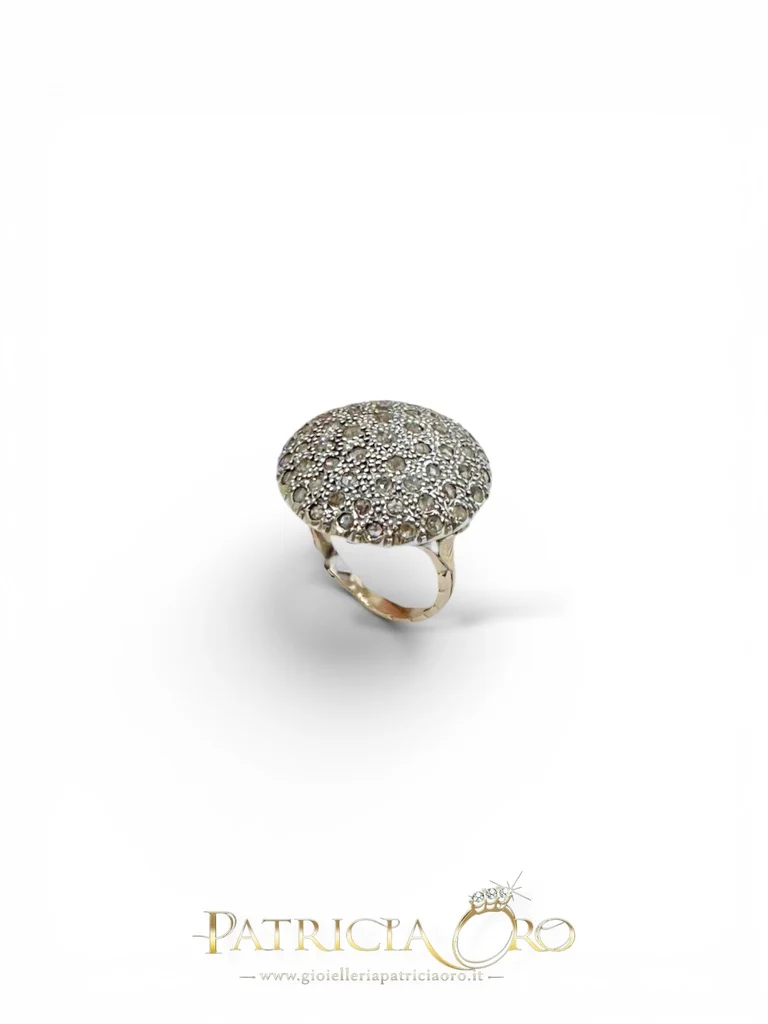 Scopri l'Anello Stile Antico in Oro e Diamanti di Clesi Gioielli, un capolavoro di alta gioielleria con diamanti certificati, perfetto come idea regalo preziosa.