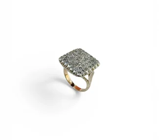 Scopri l'Anello Stile Antico in Oro e Diamanti di Clesi Gioielli, un capolavoro di alta gioielleria. Un'idea regalo preziosa, con diamanti certificati, perfetto per chi ama i gioielli diamanti.