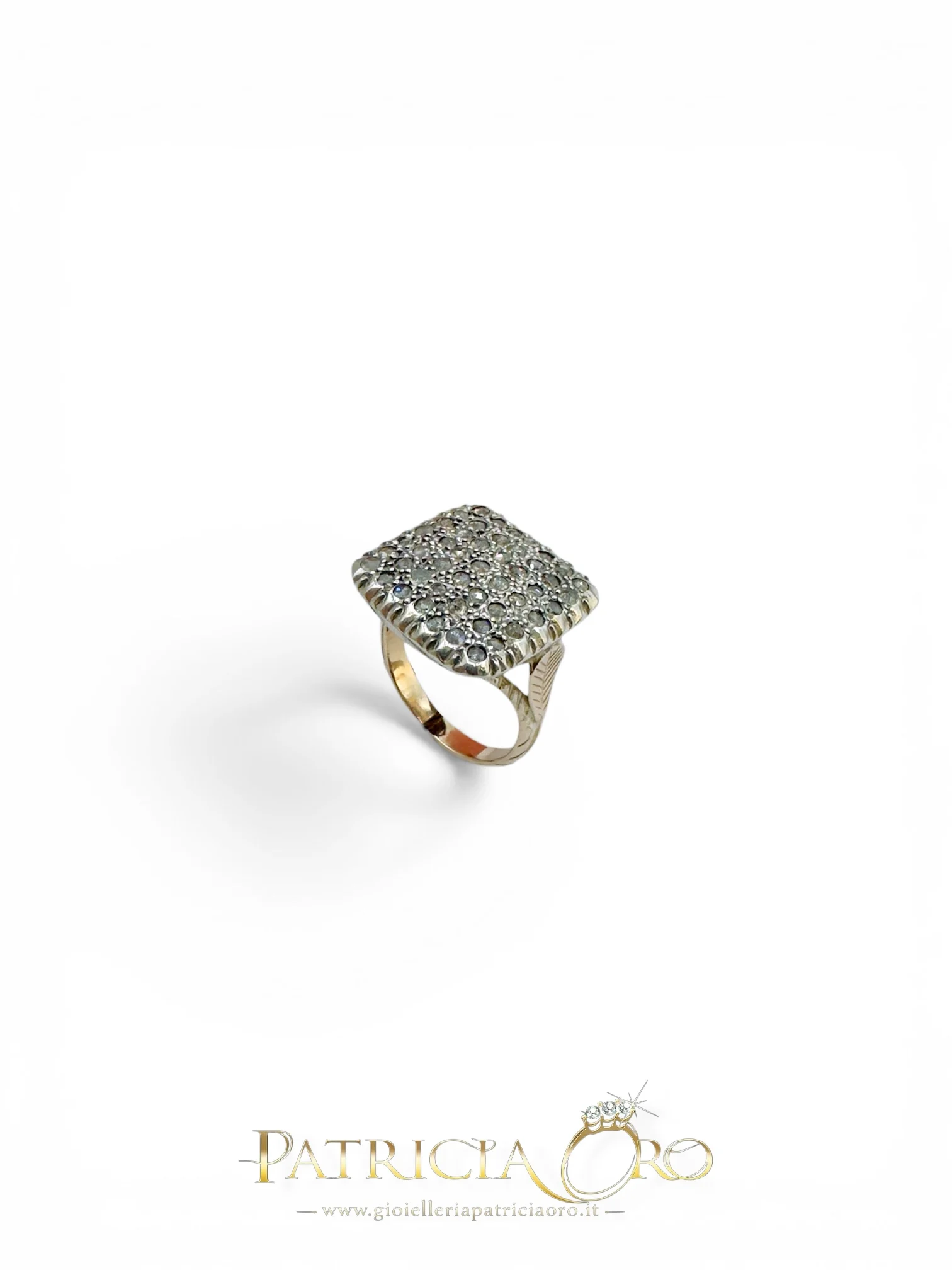 Scopri l'Anello Stile Antico in Oro e Diamanti di Clesi Gioielli, un capolavoro di alta gioielleria. Un'idea regalo preziosa, con diamanti certificati, perfetto per chi ama i gioielli diamanti.