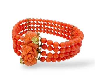 Bracciale da donna con corallo rosa inciso: un gioiello di lusso firmato Patricia Oro Creations, perfetto per un regalo prezioso. (Vista 2)