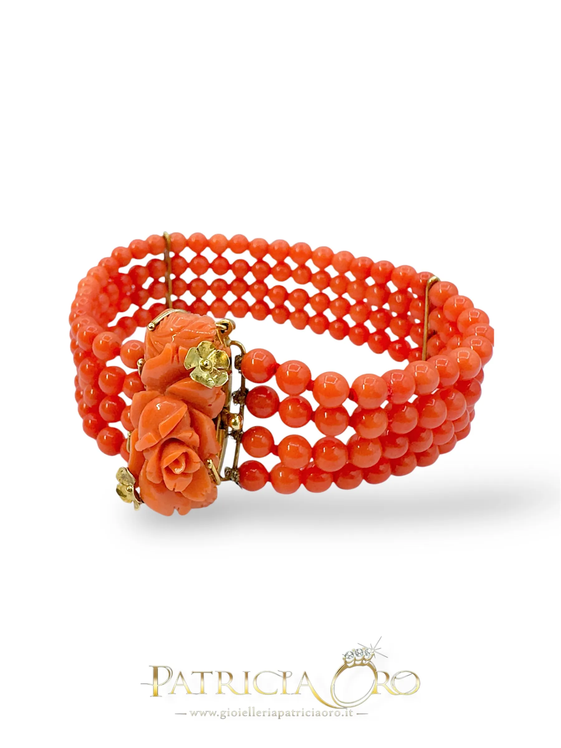 Bracciale da donna con corallo rosa inciso: un gioiello di lusso firmato Patricia Oro Creations, perfetto per un regalo prezioso. (Vista 2)