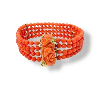Bracciale da donna con corallo rosa inciso: un gioiello di lusso firmato Patricia Oro Creations, perfetto per un regalo prezioso.
