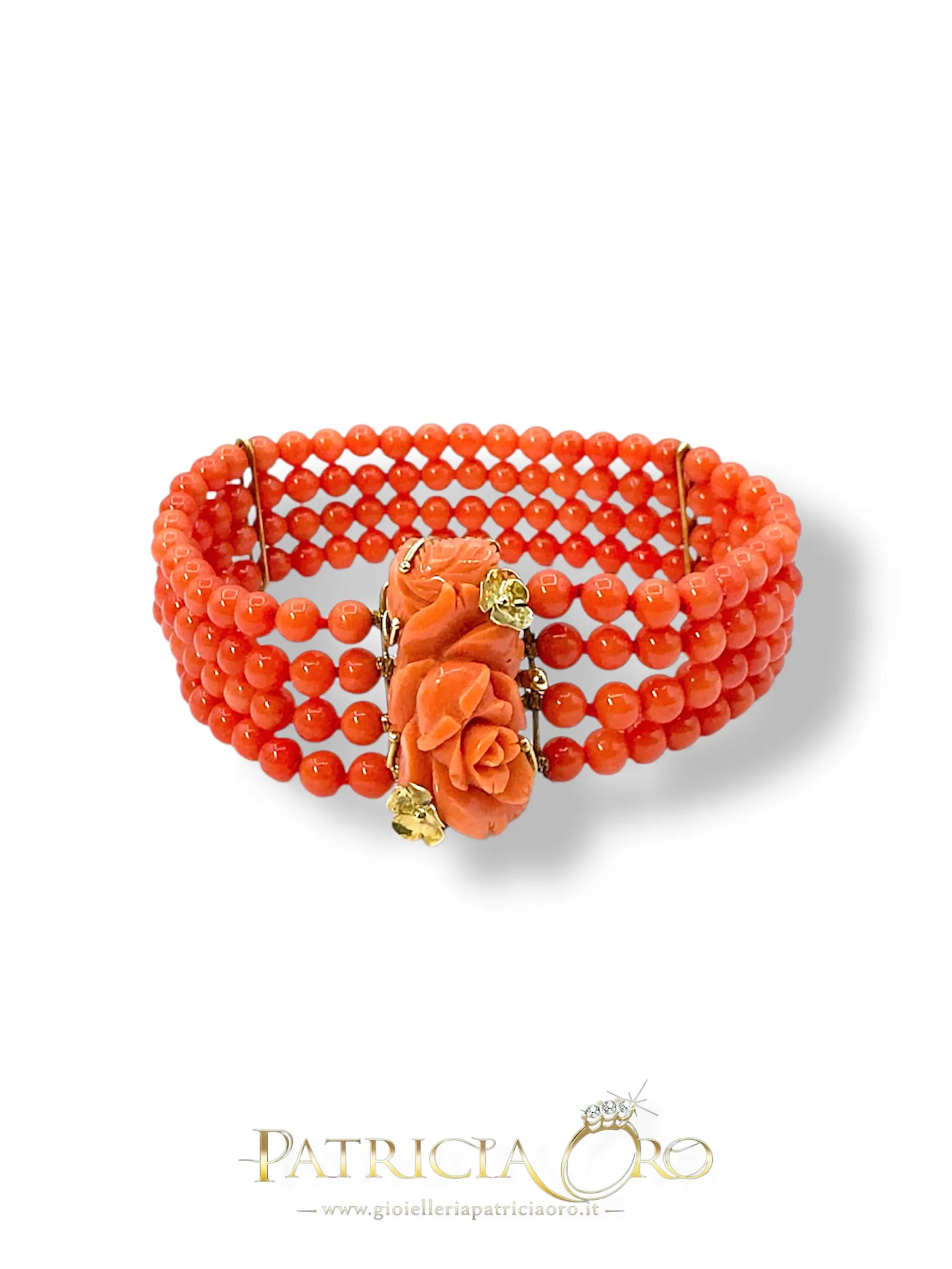 Bracciale da donna con corallo rosa inciso: un gioiello di lusso firmato Patricia Oro Creations, perfetto per un regalo prezioso.
