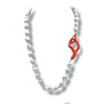 Splendida collana con perle barocche e corallo Sciacca, un gioiello made in Italy di Patricia Oro Creations, perfetto per un'idea regalo preziosa.