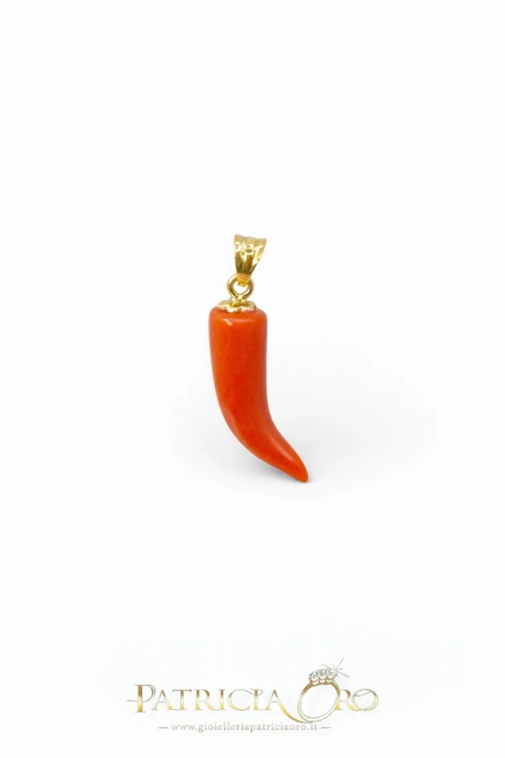 Corno Portafortuna in Corallo Sciacca di Patricia Oro Creations | Gioielleria Patricia Oro Il Corno Portafortuna in Corallo Sciacca di Patricia Oro Creations: un gioiello made in Italy di alta gioielleria, simbolo di fortuna e raffinatezza.