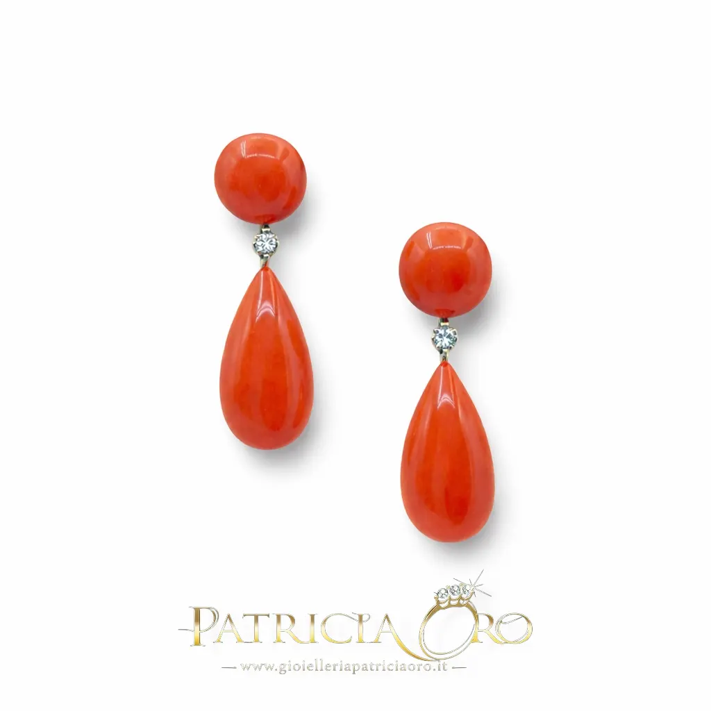 Splendidi orecchini da donna in oro 18 carati con corallo e diamanti, un gioiello di lusso perfetto per un'occasione speciale.