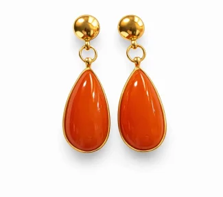 Orecchini corallo oro 750 goccia donna su sfondo neutro