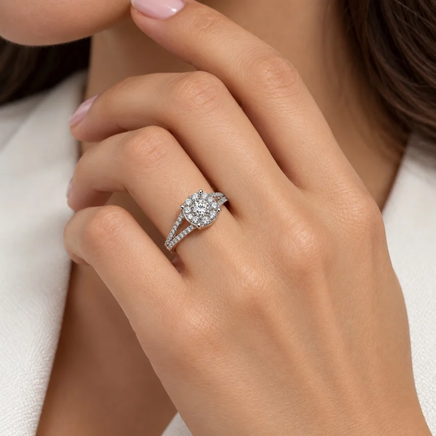 Anello donna stile solitario in oro bianco 18 kt con diamanti Anello donna stile solitario in oro bianco 18 kt con diamanti